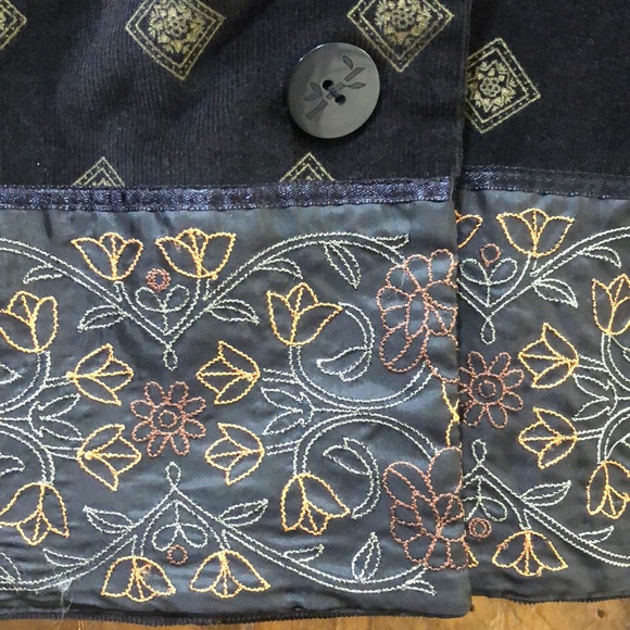 Hearts of Palm Designed and Embroidered Button Blazer - Picture 4 of 11